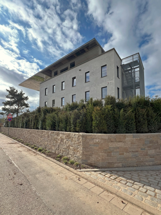 02 Büro- und Gewerbegebäude