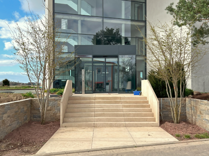 03 Büro- und Gewerbegebäude