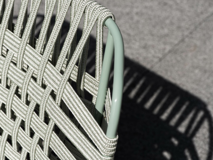 Wellness im Garten Nahaufnahme von Stuhllehne