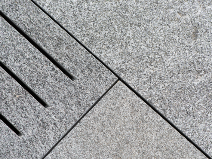 Wellness im Garten Steinplattenboden