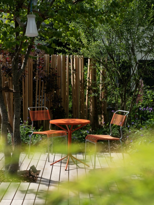 Stadtperle Sitzplatz mit orangen Stühlen