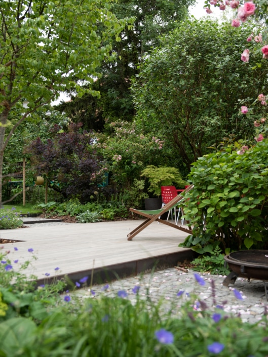 Stadtperle Holzdeck mit Liegestuhl