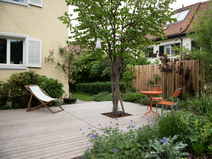 Stadtperle Holzdeck mit Sitzplatz und Liegestuhl