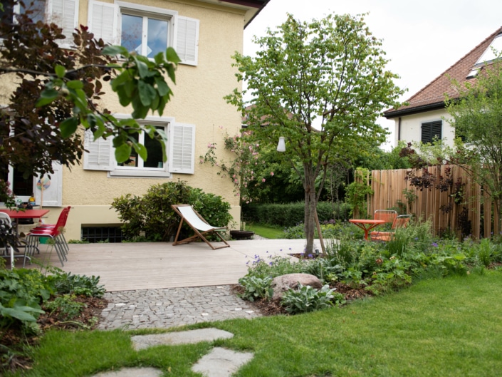 Stadtperle Steinplattenweg it Haus im Hintergrund